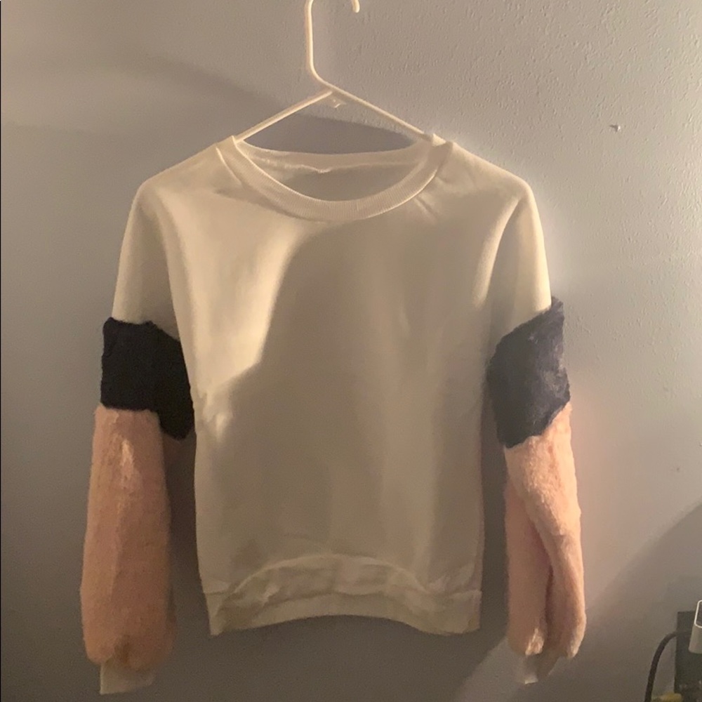 Sweatshirt with fuzzy sleeves